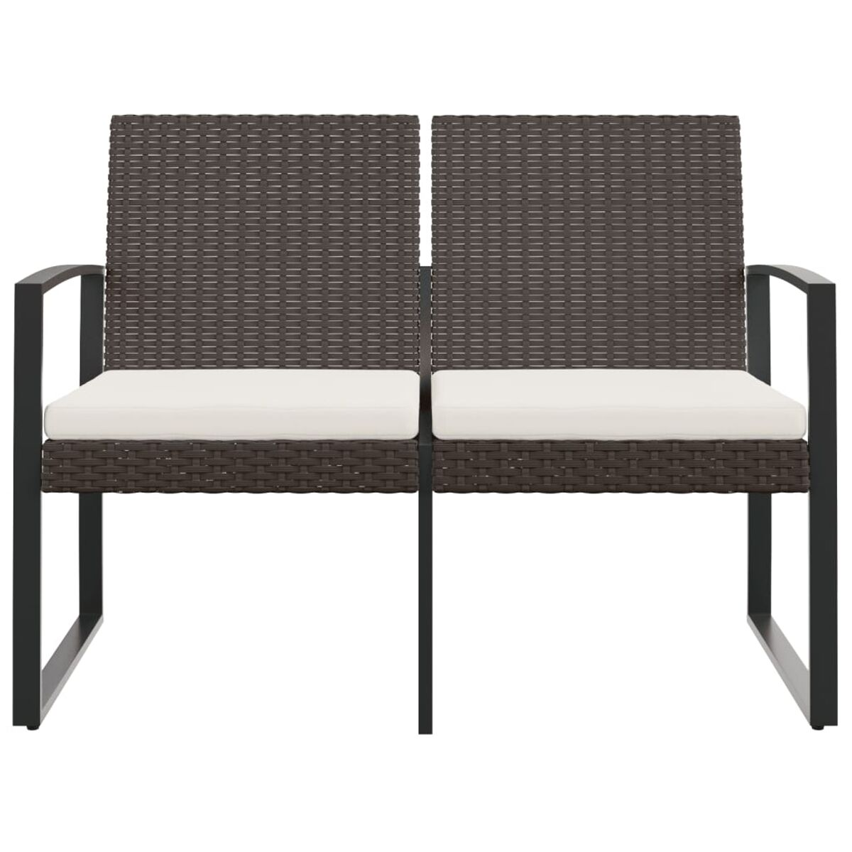 Zweisitziges Outdoor-Sofa mit dunkelbraunem Korbgeflecht und weißen Kissen, vor weißem Hintergrund.