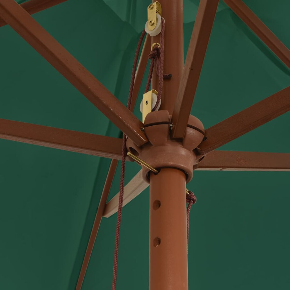 Nahaufnahme der Oberseite eines grünen Schirms mit brauner Holzstruktur.