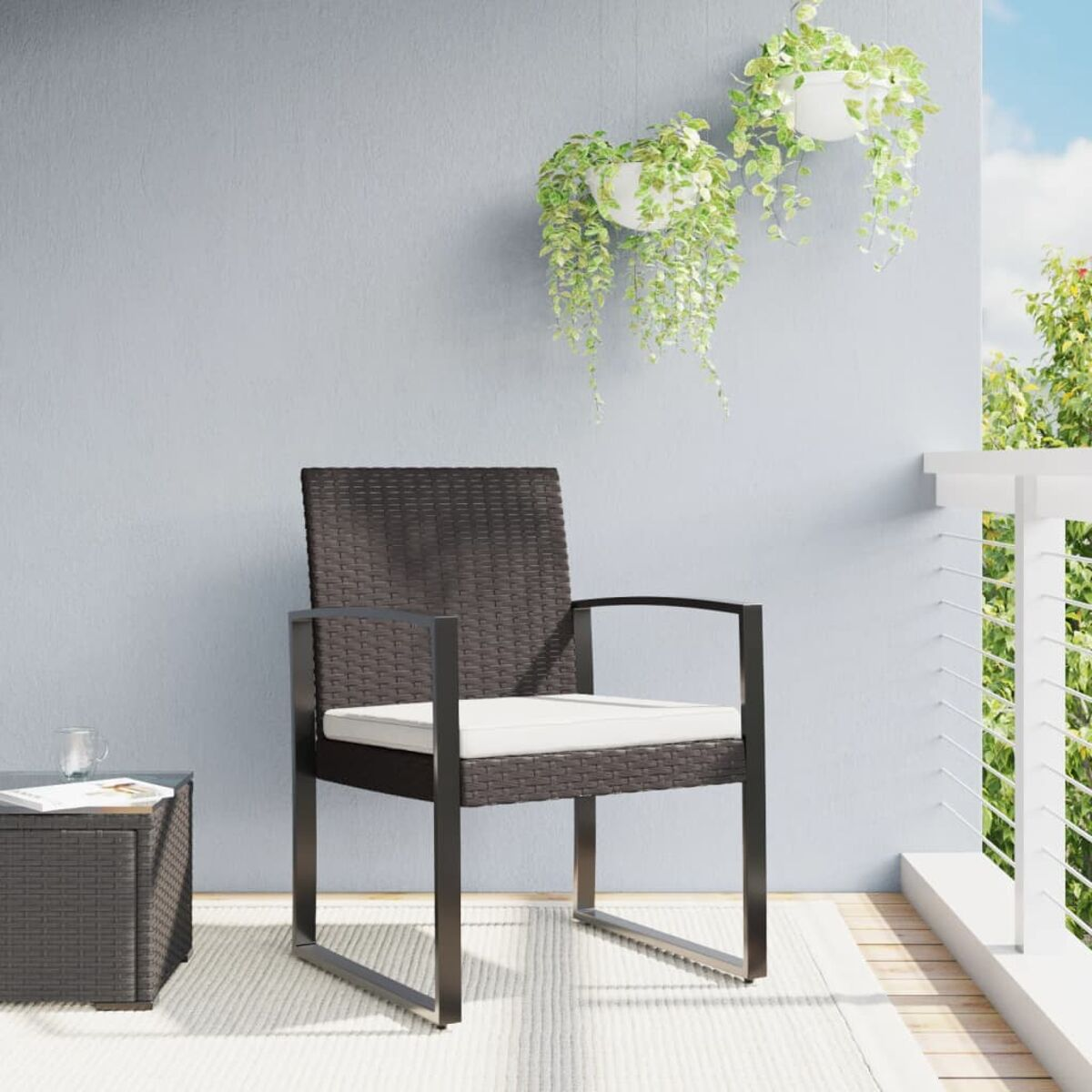 Moderner Outdoor-Stuhl mit schwarzem Rahmen und braunem Webstuhl auf einer Terrasse.