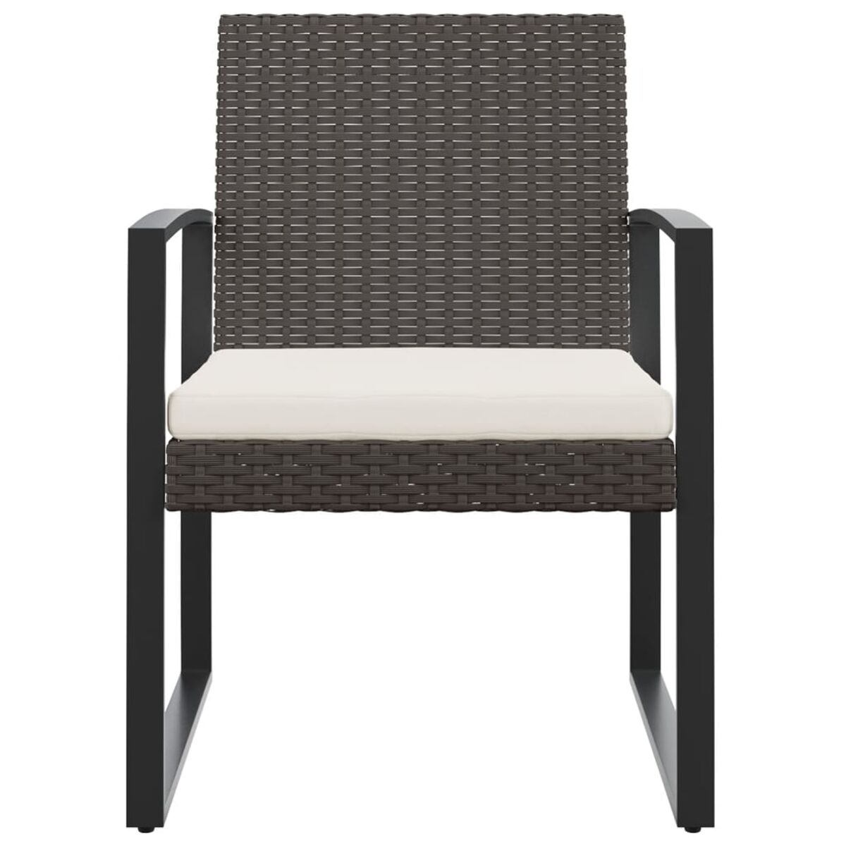 Ein grauer Rattan-Stuhl mit weißem Kissen. Schwarzer Rahmen. Weißer Hintergrund.