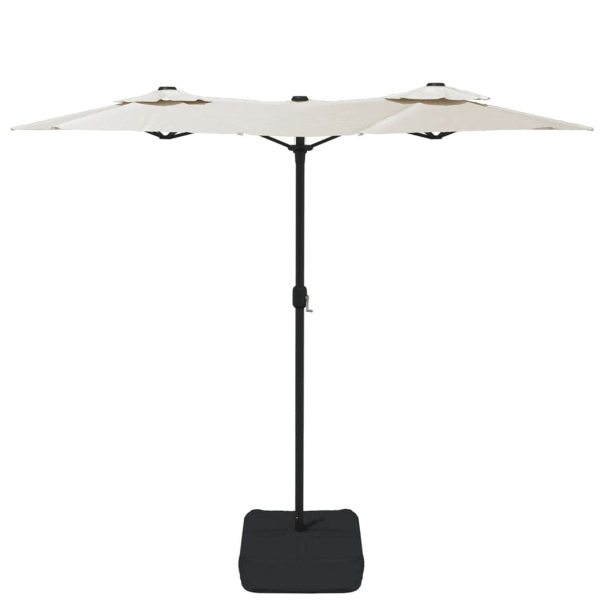 Ein doppelseitiger Sonnenschirm für draußen mit schwarzem Fuß und Stange, beige.