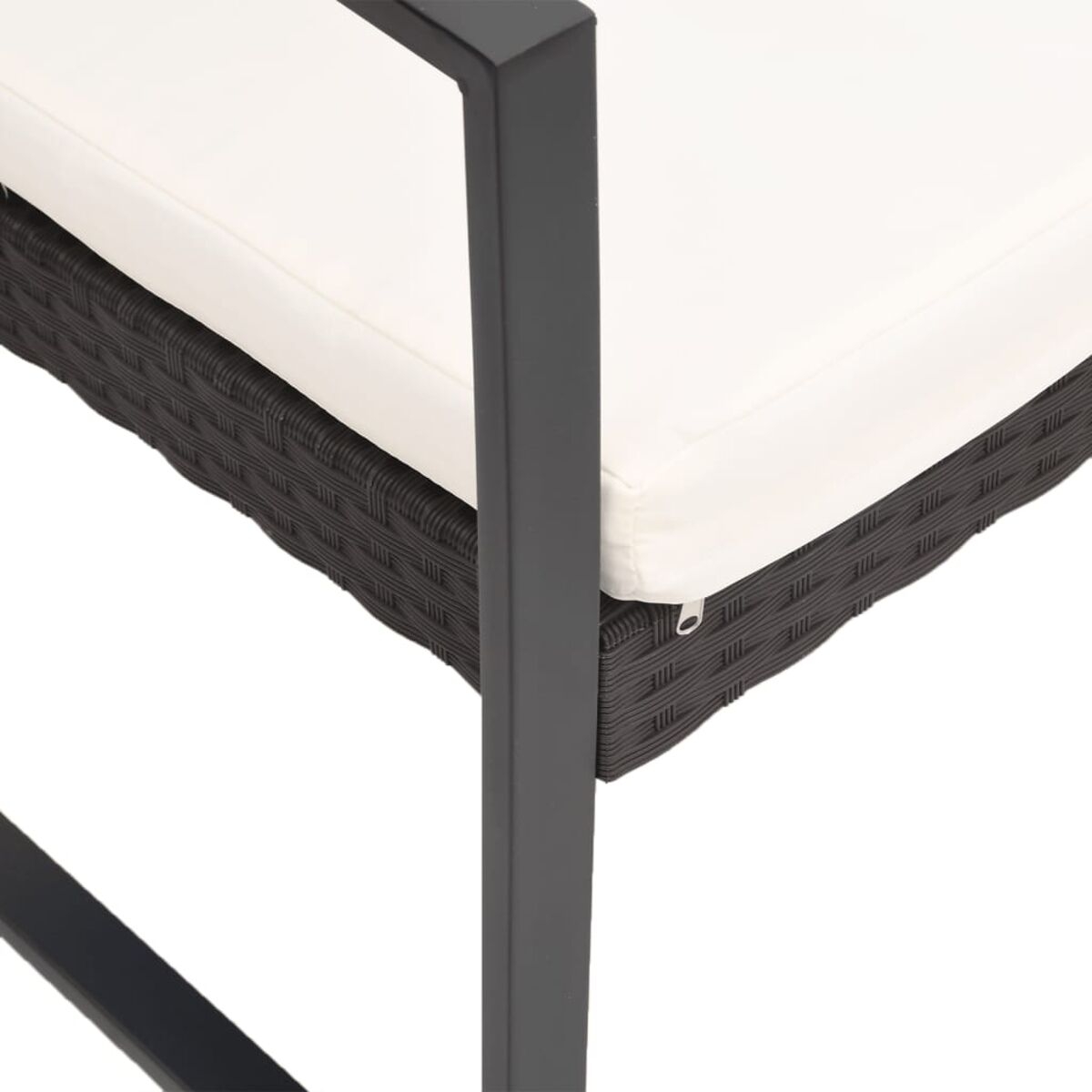 Nahaufnahme eines schwarzen Metallstuhls und weißen Kissens. Gewebtes schwarzes Material ist sichtbar.