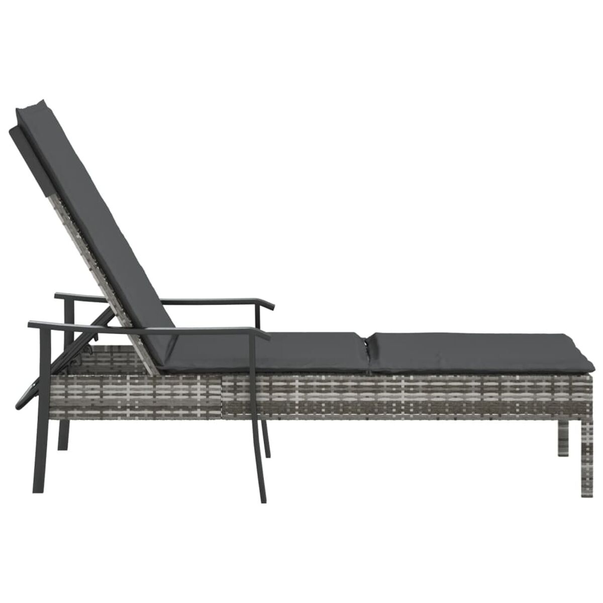 Graue und weiße Rattan-Chaiselongue mit dunklem Kissen, isoliert auf Weiß.