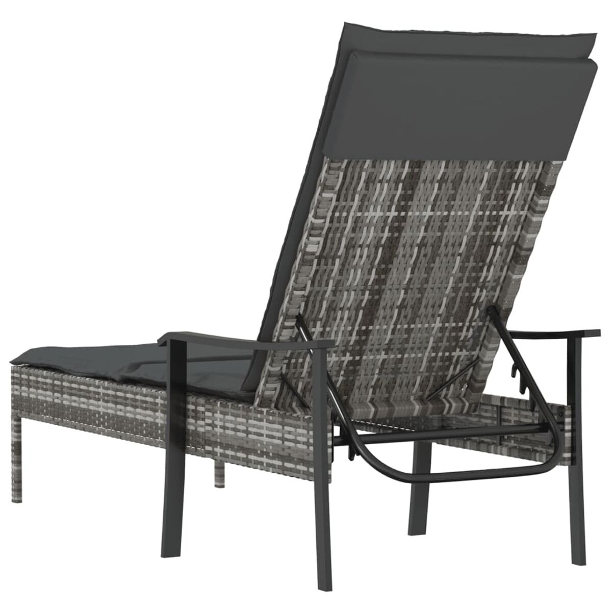 Graue Rattan-Sonnenliege mit Kissen. Schwarzer Metallrahmen und Armlehnen. Weißer Hintergrund.