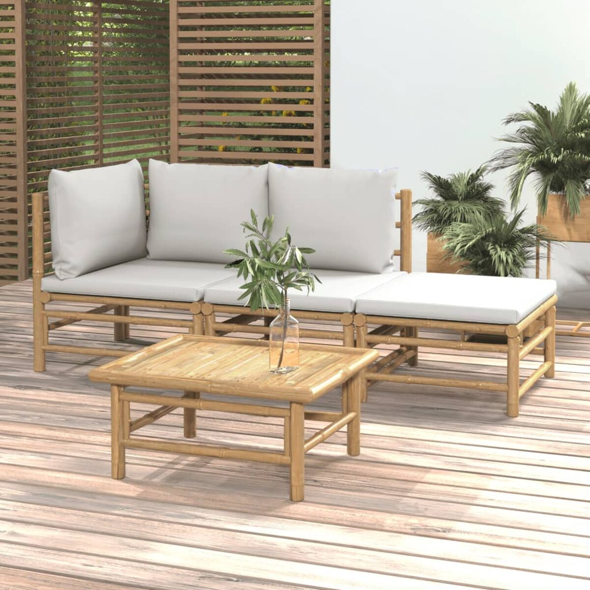 Ein Bambus-Gartenmöbel-Set, einschließlich Tisch und Bank mit Kissen.