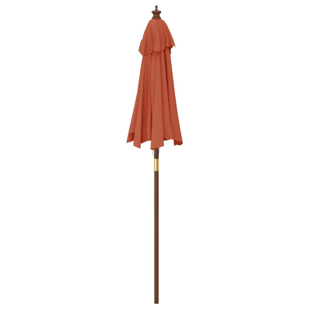Ein orangefarbener Sonnenschirm, geschlossen. Der Pfosten ist aus Holz.