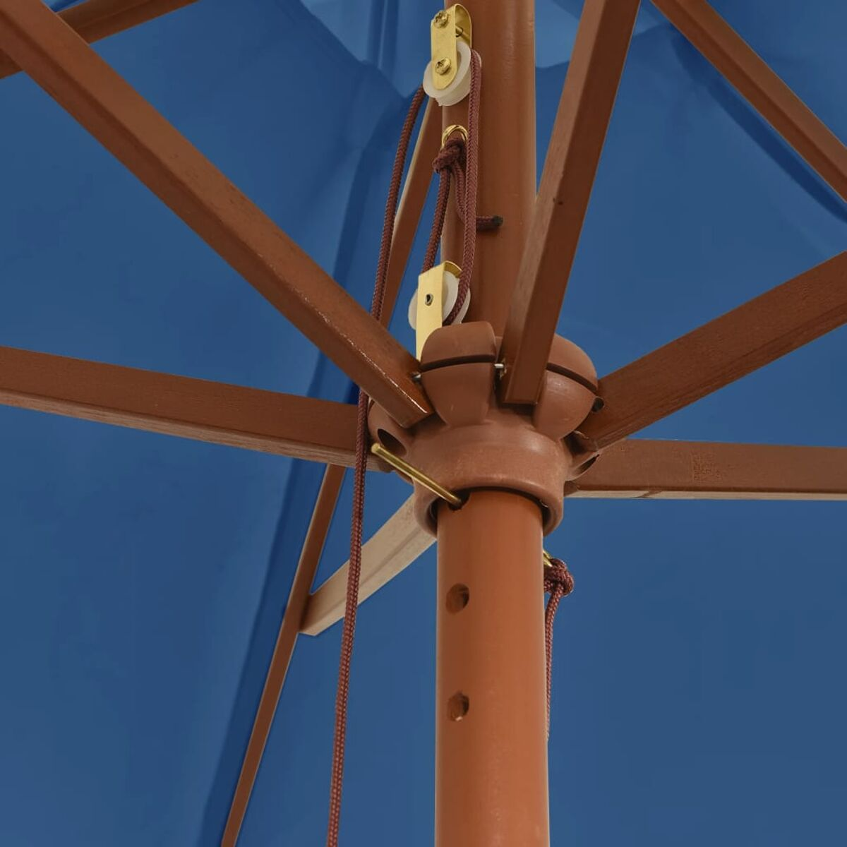 Nahaufnahme des Rahmens eines offenen Regenschirms. Er hat braune Holzrippen und ein blaues Verdeck.