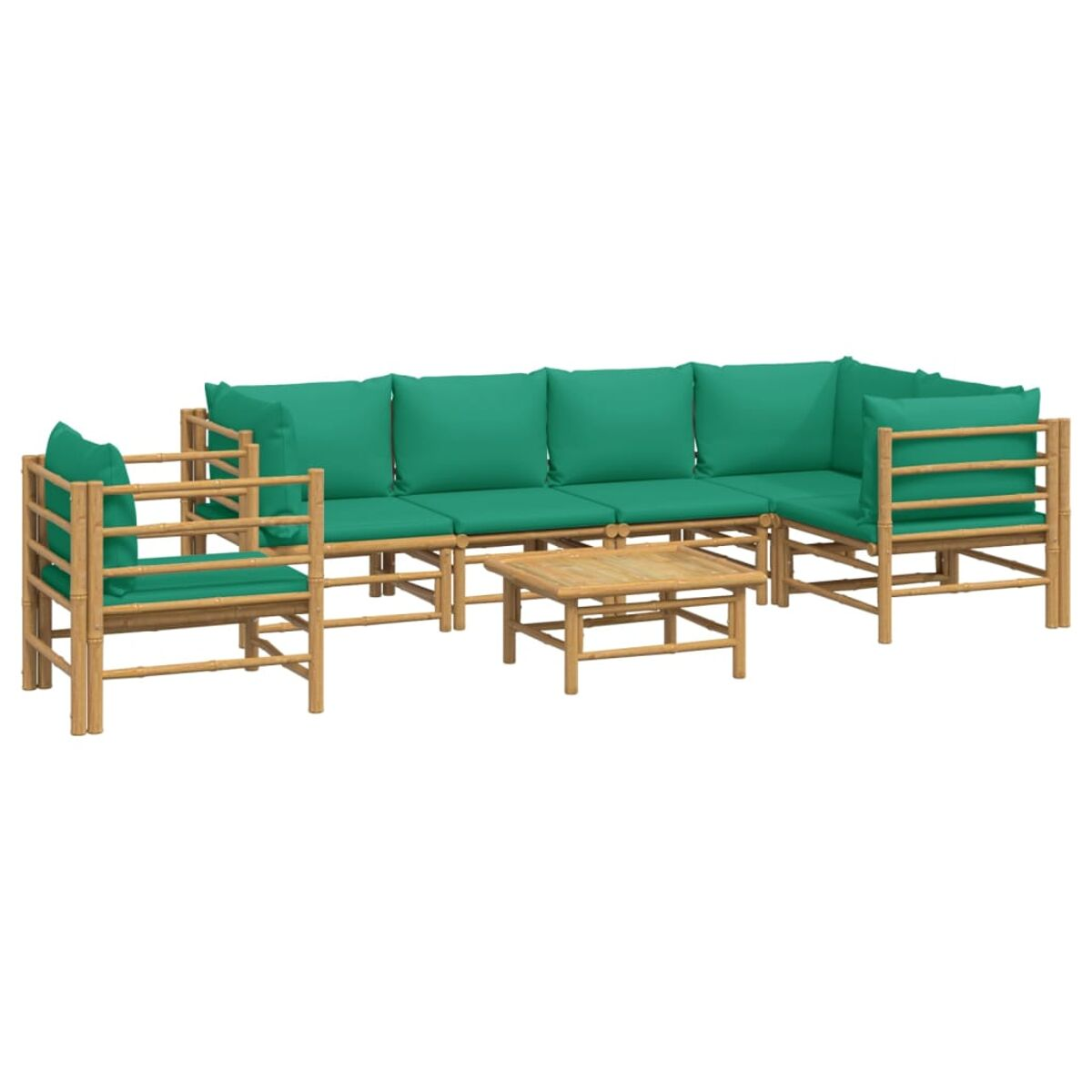 Ein Bambus-Outdoor-Sofa-Set mit grünen Kissen und einem Couchtisch. Weißer Hintergrund.