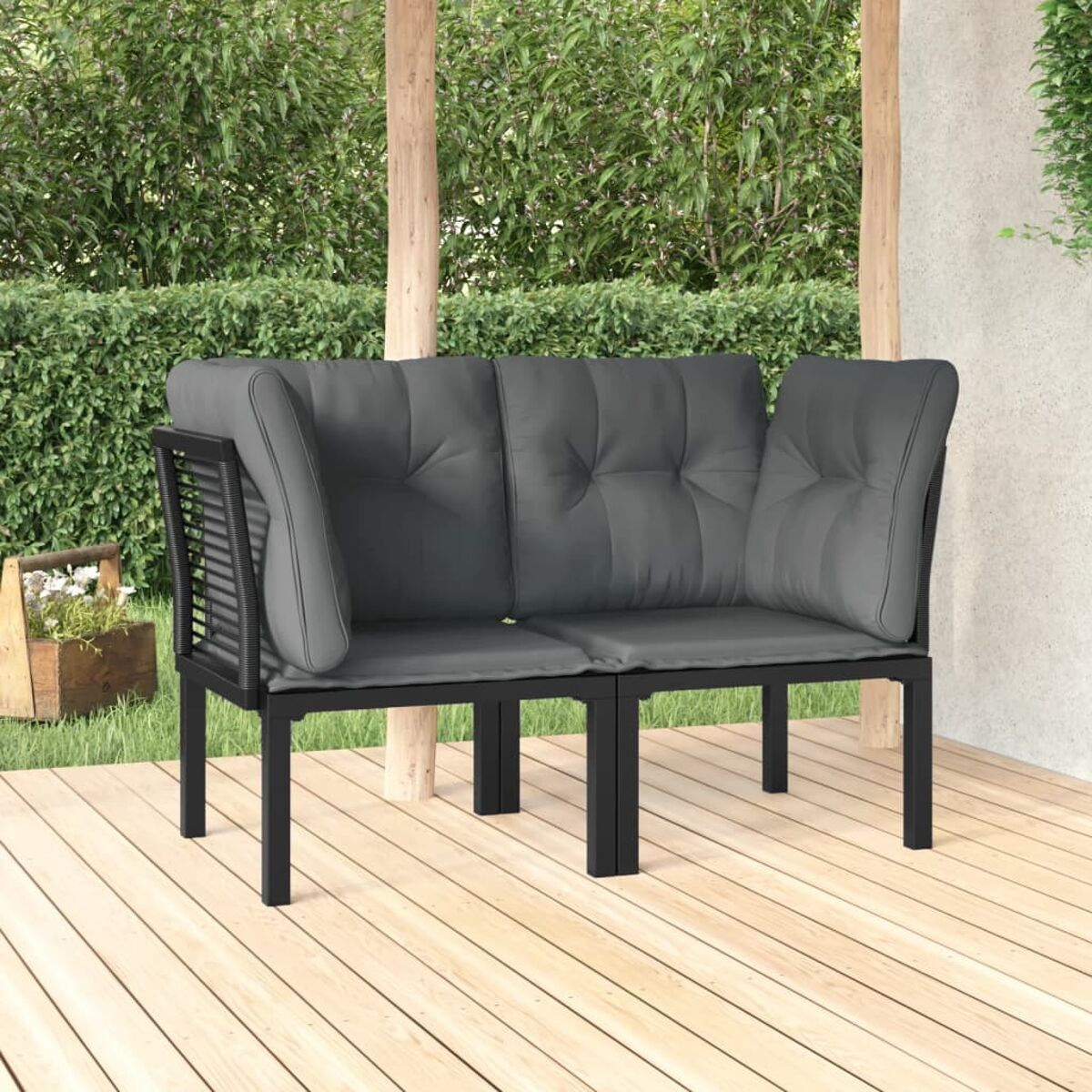 Outdoor-Sofa mit grauen Kissen und schwarzem Rahmen, auf Holzterrasse.