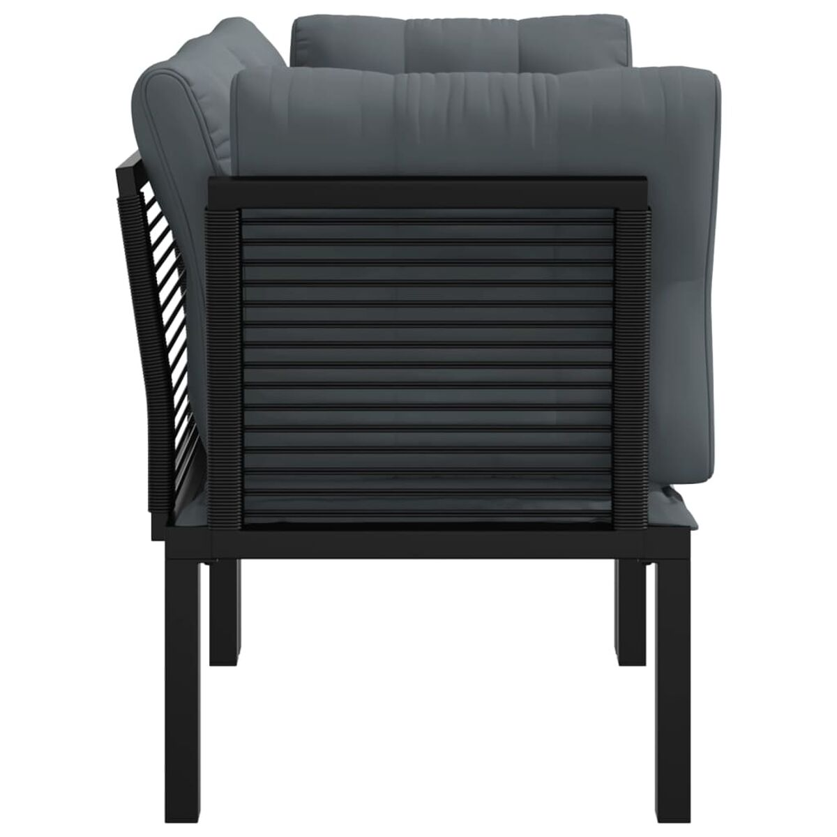 Seitenansicht eines Sofas mit dunkelgrauen Kissen und einem schwarzen Rahmen. Das Sofa steht auf weißem Grund.