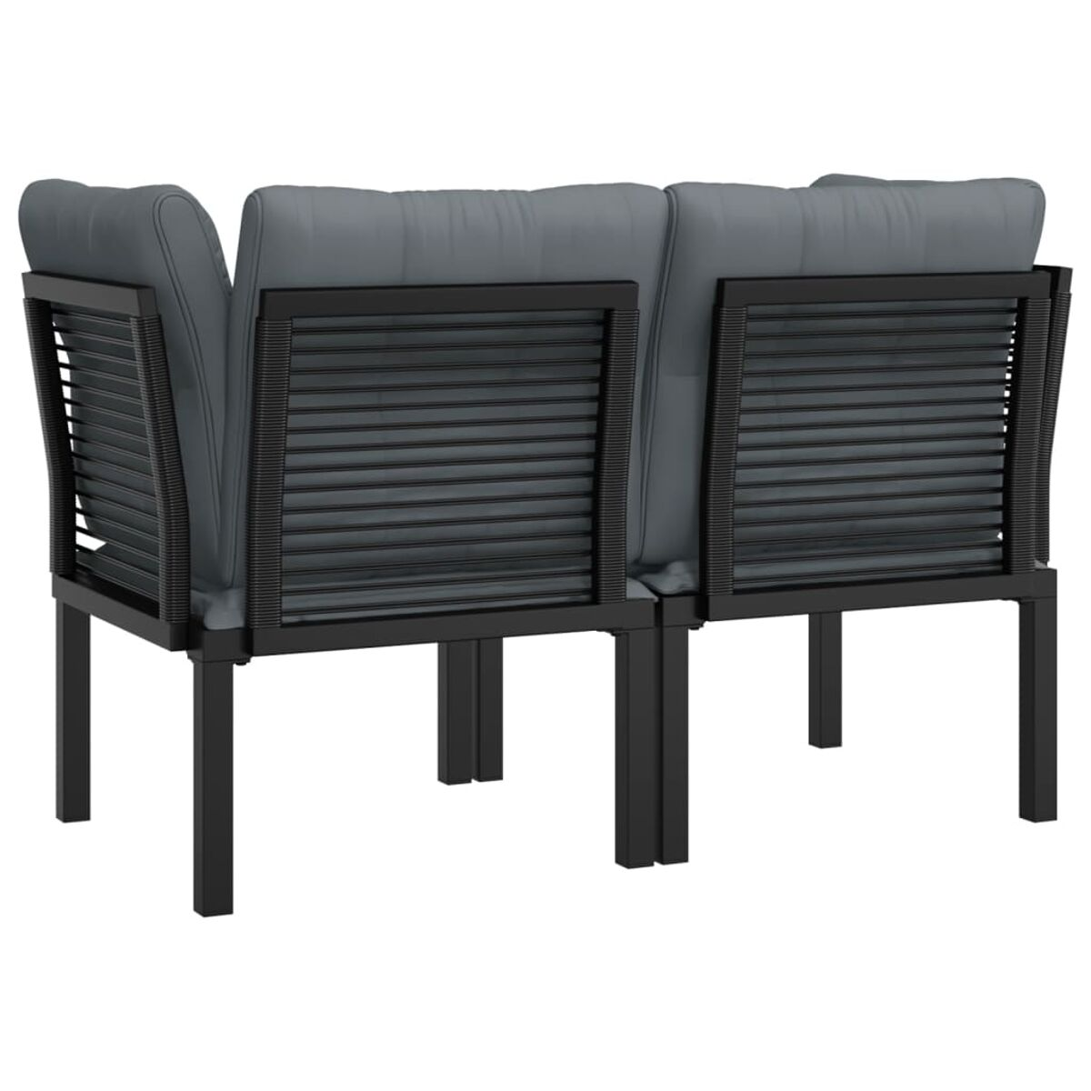 Zwei graue Outdoor-Sofas mit schwarzen Rahmen. Sie sind abgewandt und zeigen die Rückseite der Sitze.