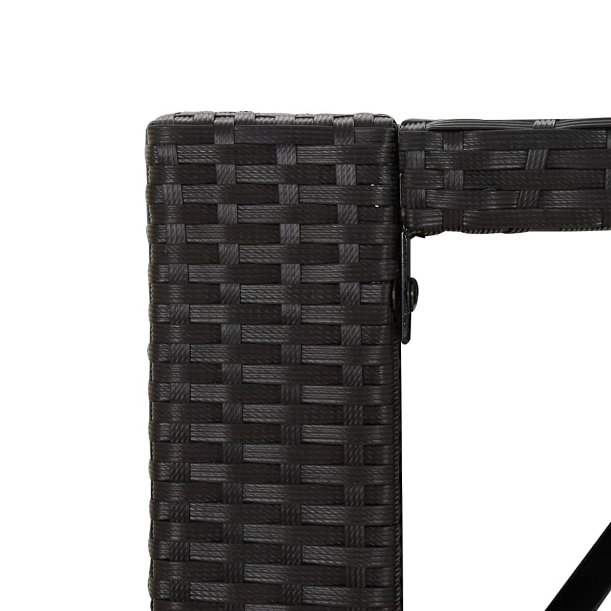 Nahaufnahme einer dunklen, gewebten Wicker-Ecke. Die Textur ist mit kreuzschraffiertem Muster sichtbar.
