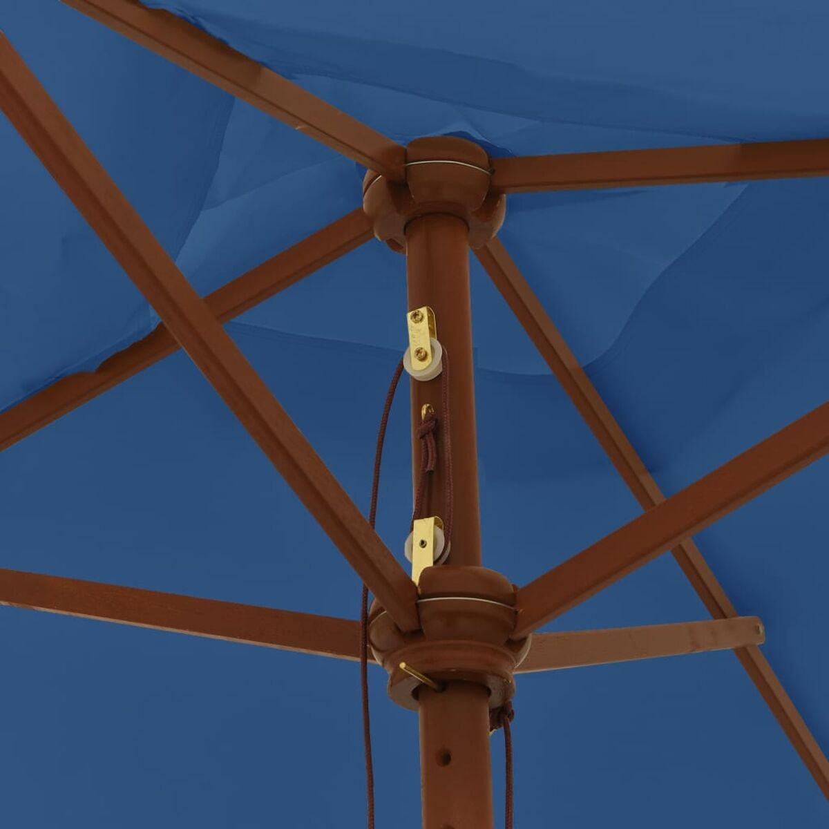 Nahaufnahme des Gestells und des Stoffes eines blauen Sonnenschirms mit Holzpfosten und Stützstrukturen.