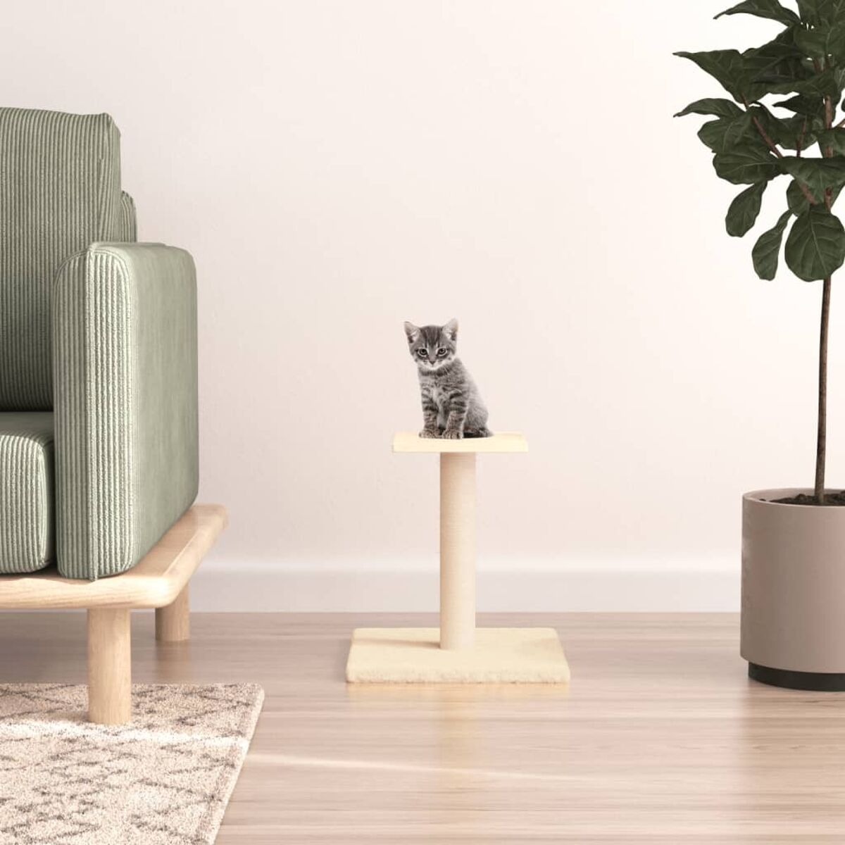 Eine graue Katze sitzt auf einer beigen Katzenbaumplattform. Sofa und Pflanze im Hintergrund.