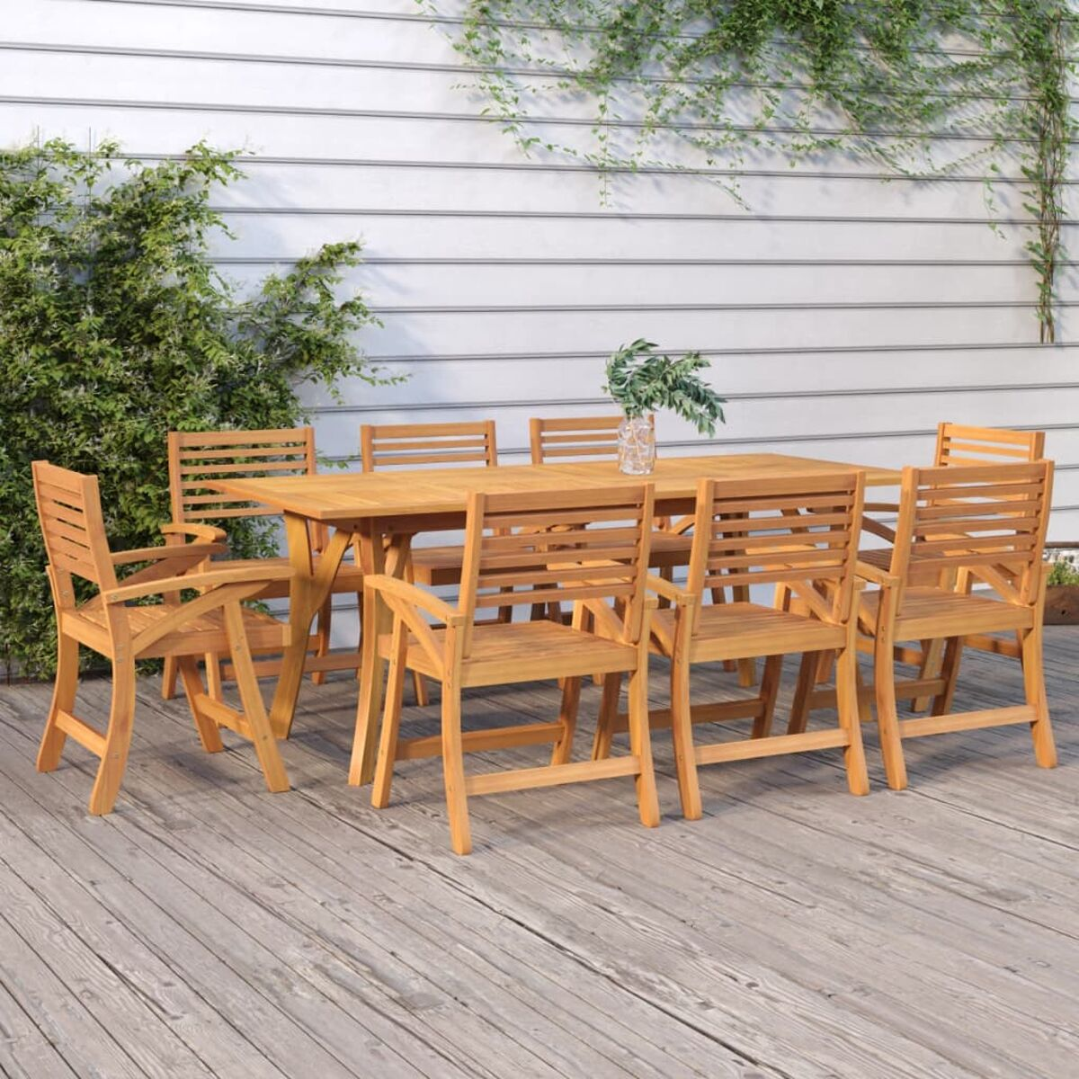 Essgruppe aus Holz im Freien. Ein rechteckiger Tisch mit sechs Stühlen. Grüner Hintergrund.