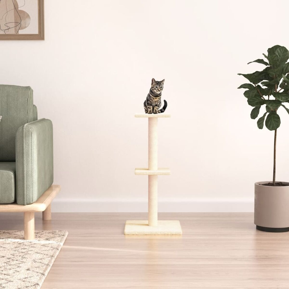 Eine Katze sitzt auf einem beigen Kratzbaum. Im Hintergrund sind ein Sofa und eine Pflanze zu sehen.