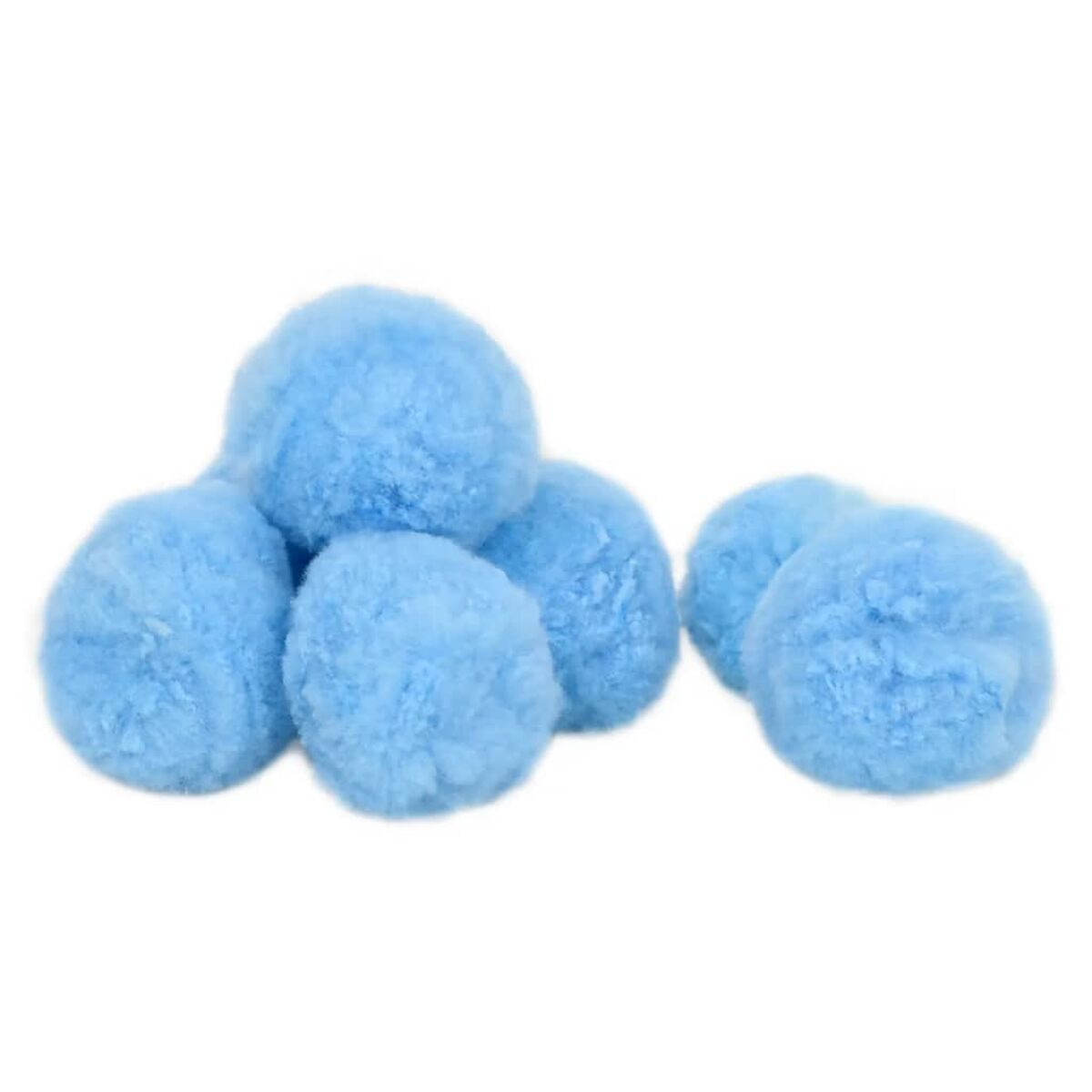 Eine Gruppe von sechs flauschigen blauen Bällen. Auf weißem Untergrund.