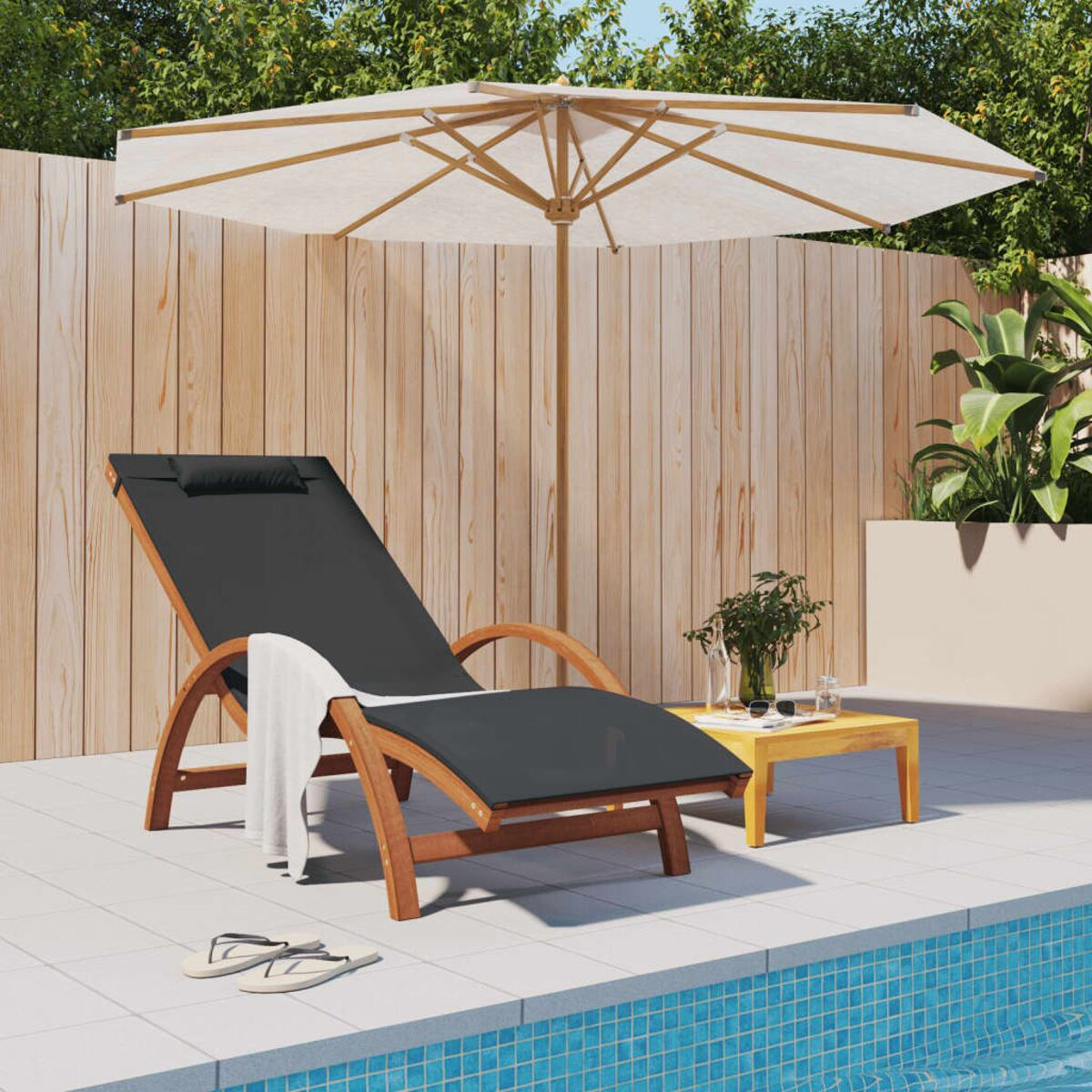 Szene im Freien mit Liegestuhl, Sonnenschirm und kleinem Tisch am Pool. Weißes Handtuch und Flip-Flops.