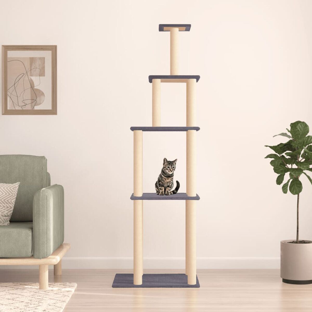 Katzenbaum mit einer Katze auf einem Regal.