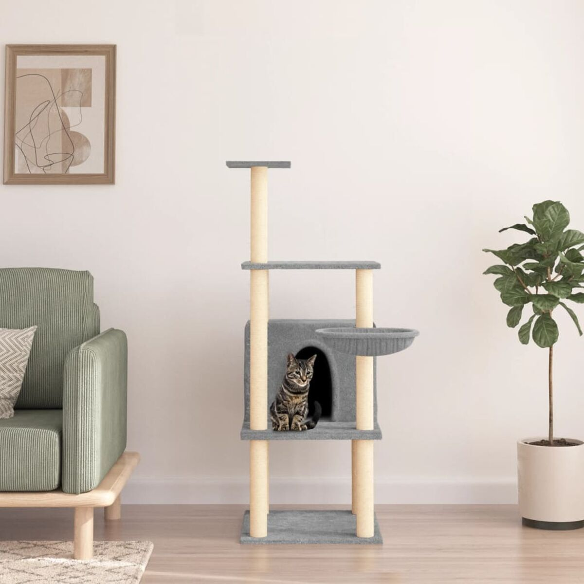 Kratzbaum mit Katze darin. Es hat mehrere Ebenen und ein graues Farbschema. Die Katze schaut heraus.