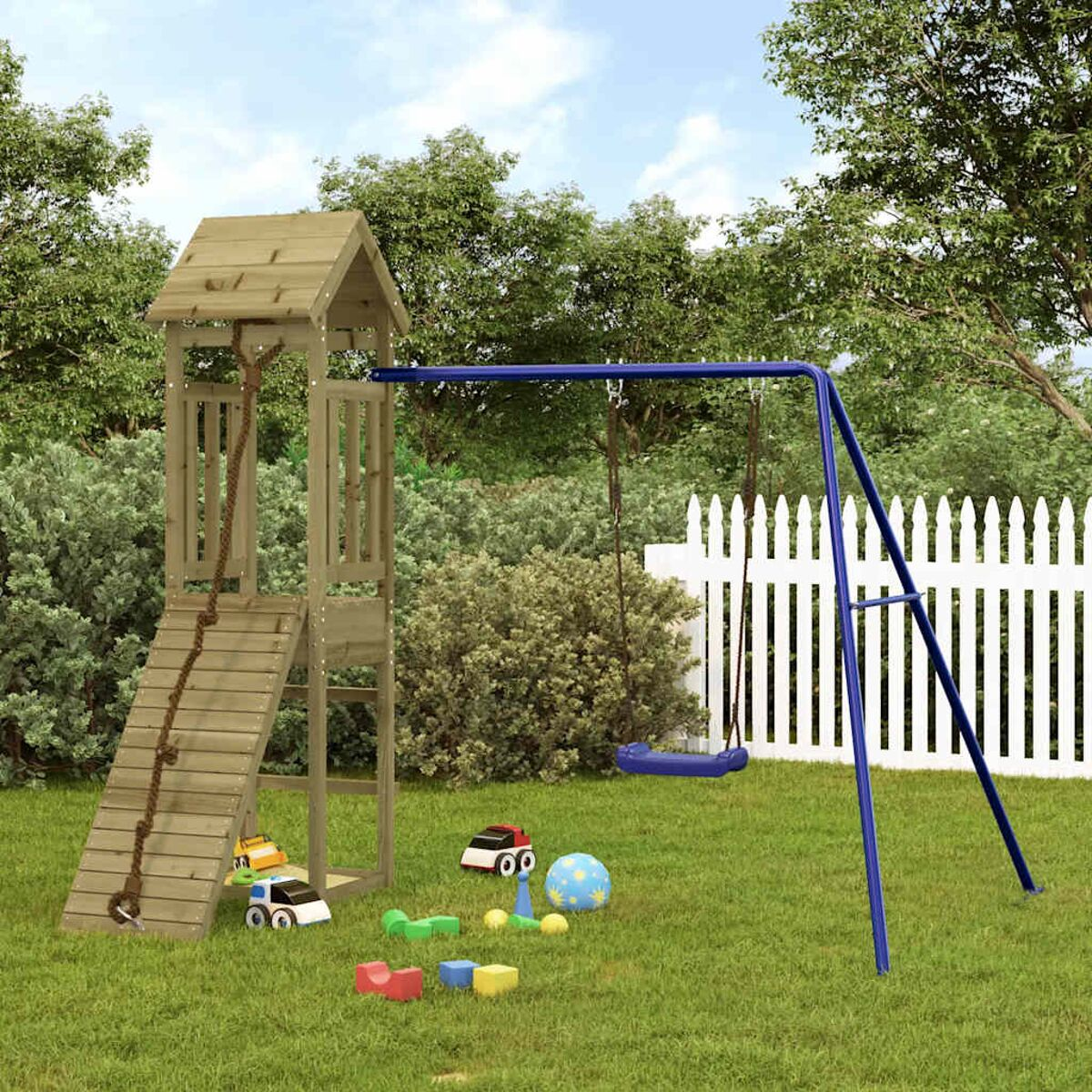 Spielplatz aus Holz mit Rutsche, Kletterseil, Schaukeln und Spielzeug. Draußen.