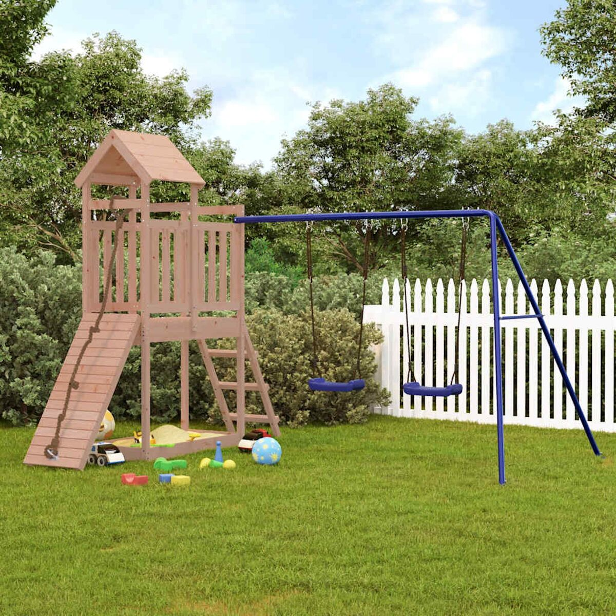 Spielplatz aus Holz mit Rutsche, Leiter und Schaukeln im Garten.