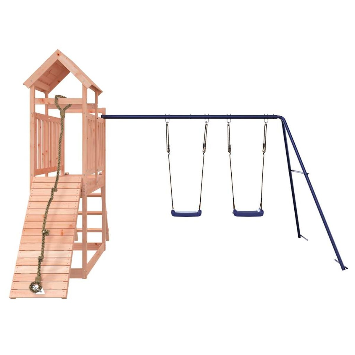 Schaukelgerüst und Rutsche aus Holz. Es hat ein Kletterseil und Schaukeln. Weißer Hintergrund.