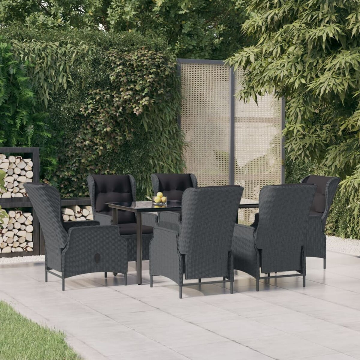 Essgruppe für den Außenbereich mit sechs grauen Stühlen um einen Tisch. Die Szene ist in einem Garten.