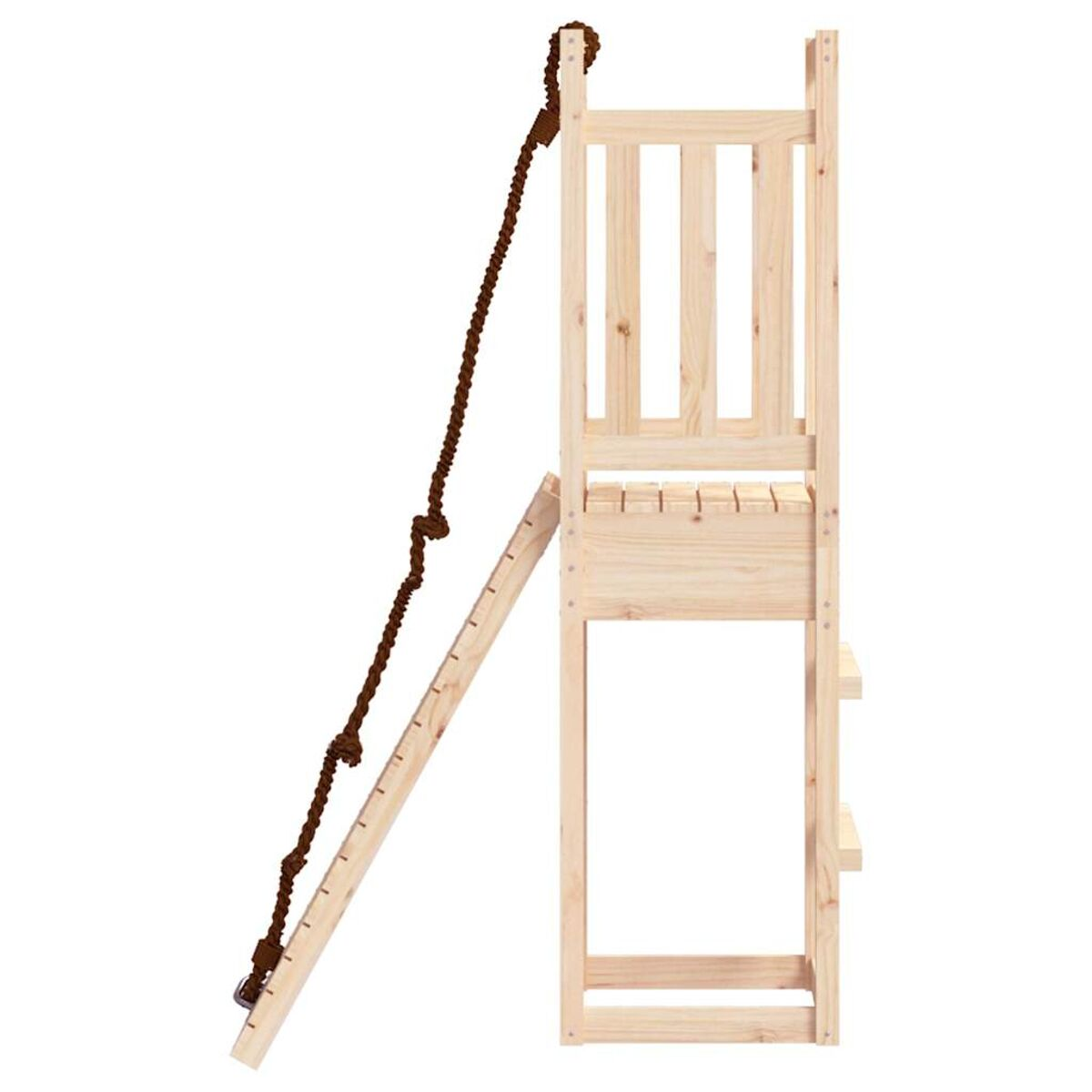Ein hölzernes Spielset mit Leiter, Strickleiter und erhöhter Plattform.