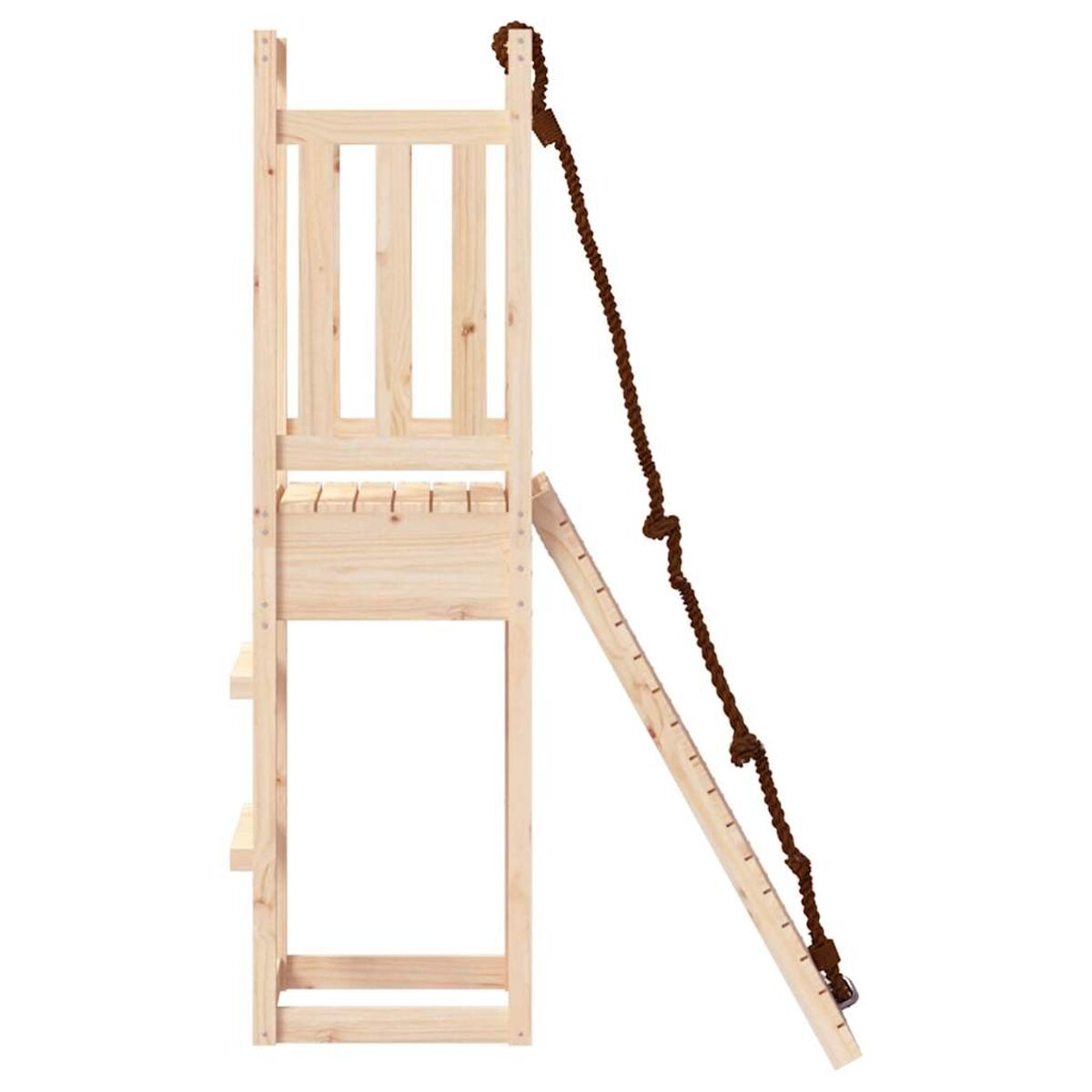 Ein Holzspielplatz mit Leiter und Seil. Der Spielplatz befindet sich im Freien.