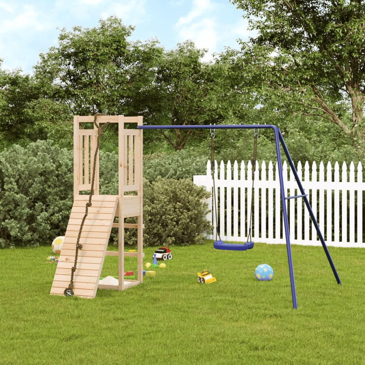 Spielplatz mit Schaukel, Rutsche und Klettergerüst, in einem grasbewachsenen Garten.