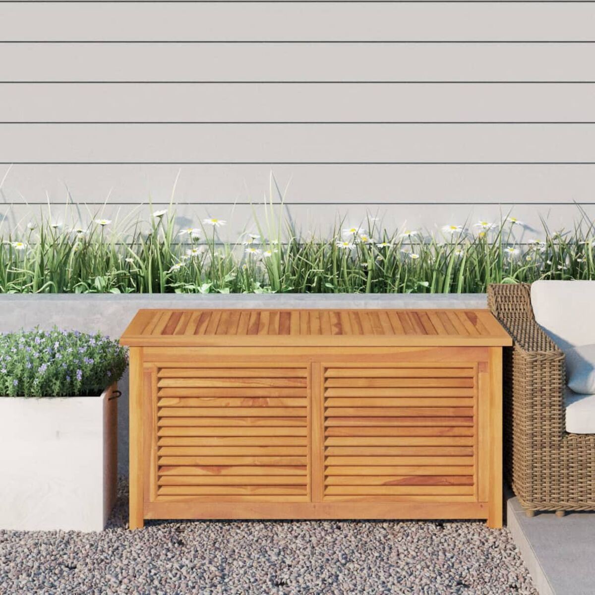 Holz-Aufbewahrungsbox mit Lamellen-Design im Garten. Weiße Wand im Hintergrund.