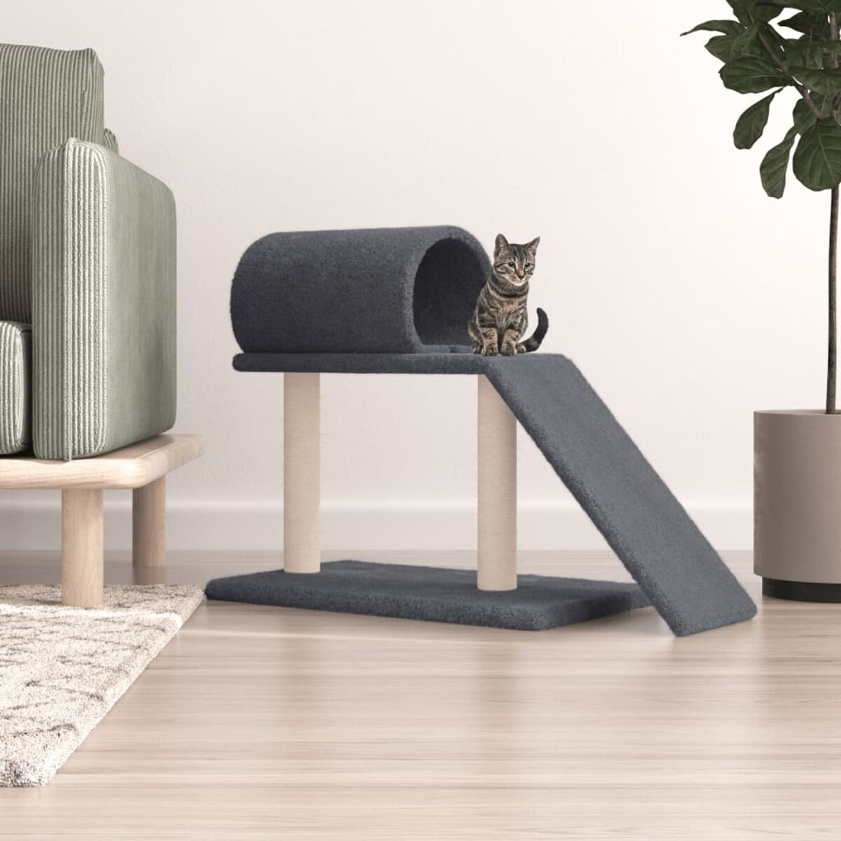 Eine Katze sitzt auf einem grauen Kratzbaum. Der Baum hat einen Tunnel, eine Rampe und eine Basis.