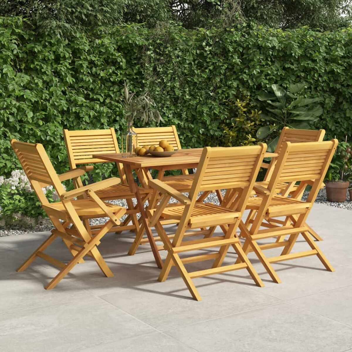 Essgruppe aus Holz für den Außenbereich mit Stühlen, Tisch und Pflanzen.