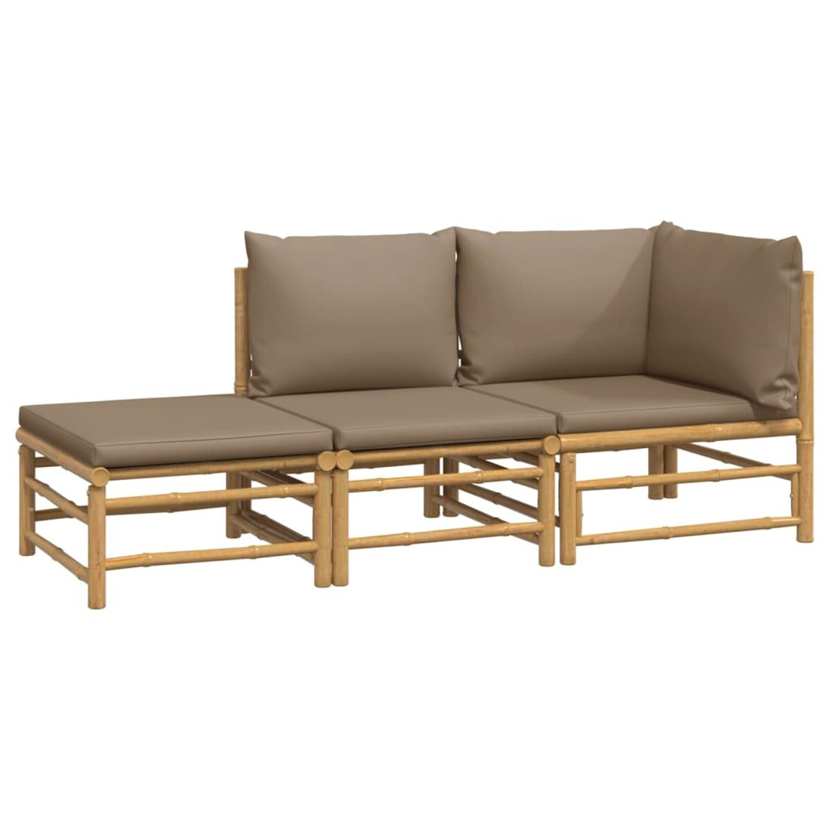 Bambus-Ecksofa mit beigefarbenen Kissen. Hellbrauner Bambusrahmen. Dreiteiliges Design. Weißer Hintergrund.