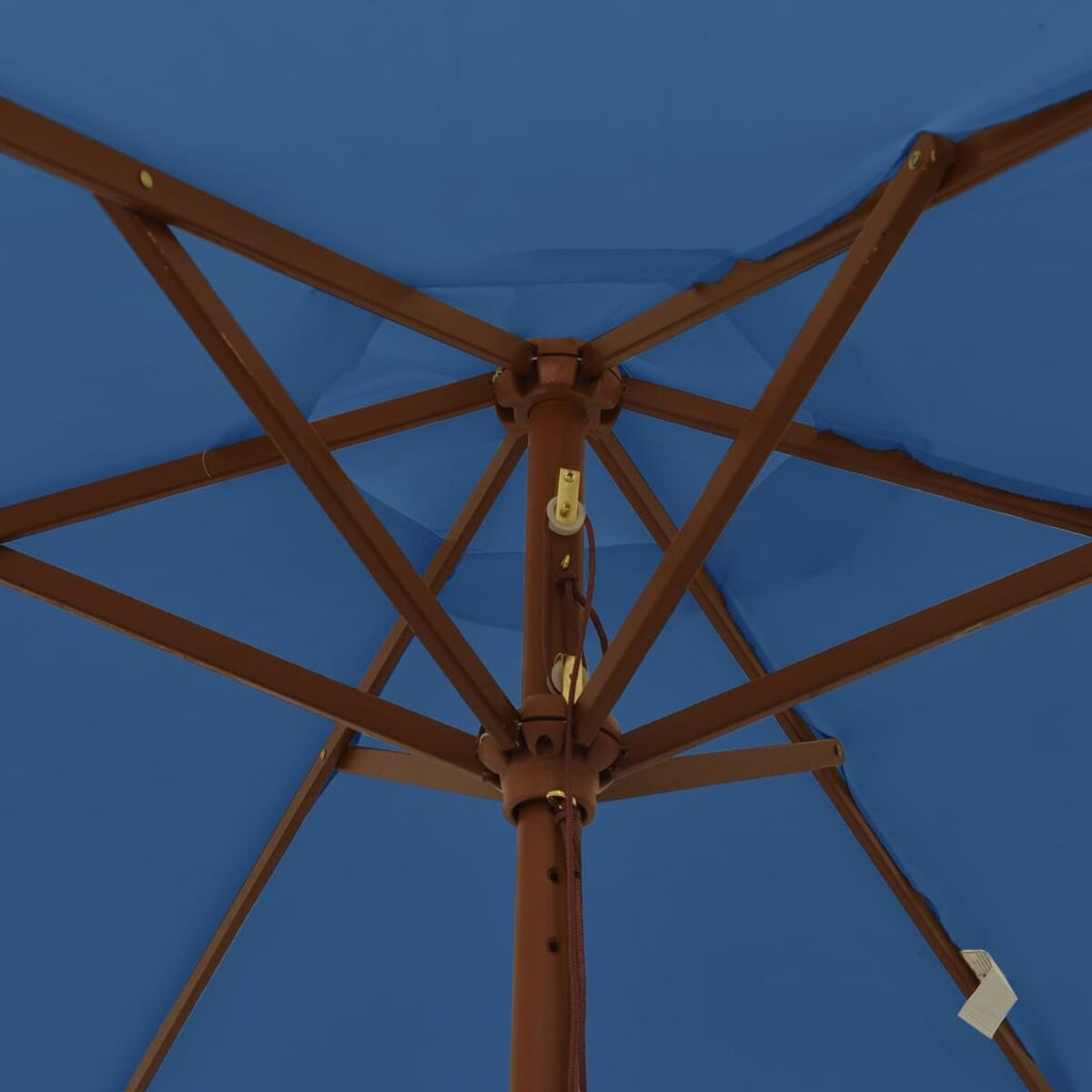 Ansicht von unten eines blauen Schirms, der den Holzrahmen und den Stoff zeigt.
