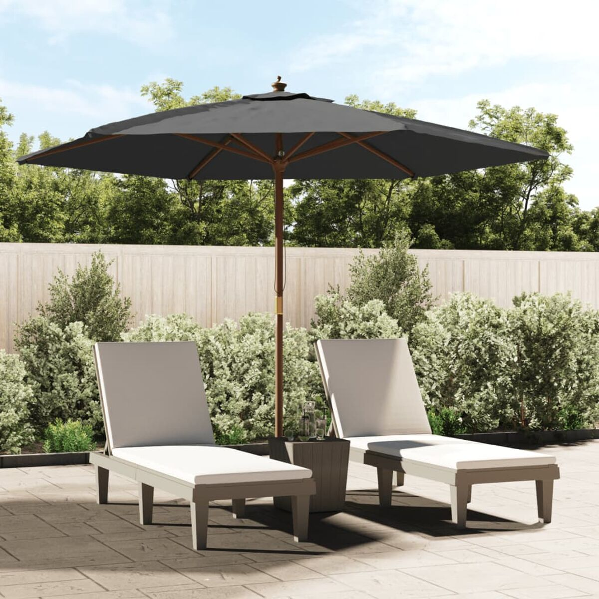 Eine Terrassenszene mit schwarzem Schirm, Holzstruktur und zwei weißen Liegestühlen.