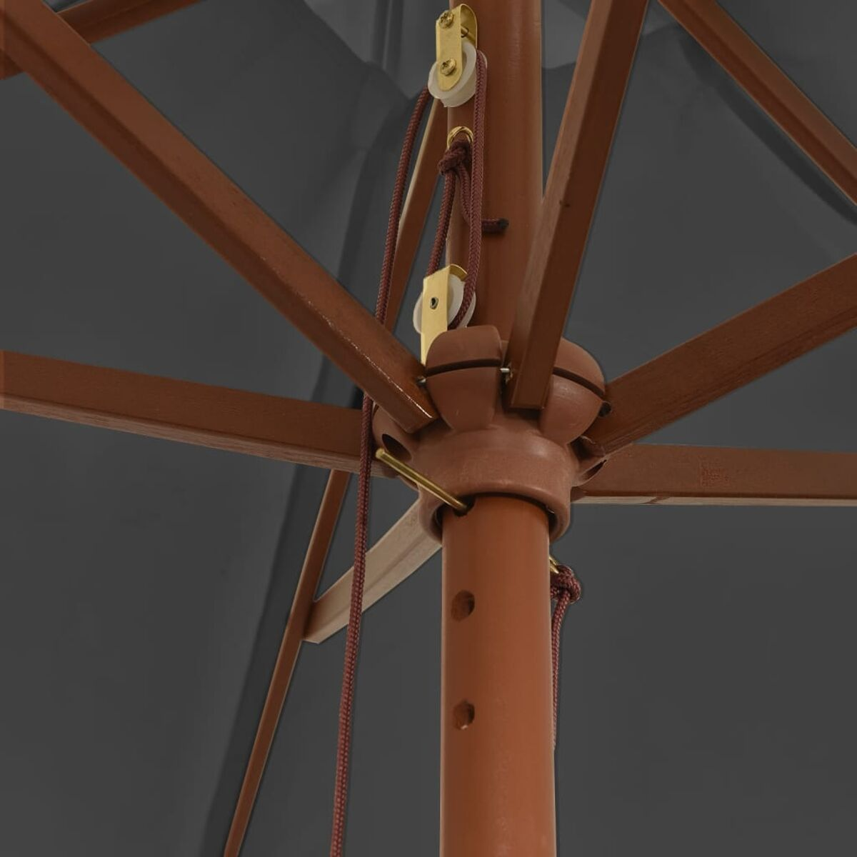 Nahaufnahme eines Schirmmechanismus. Es hat ein braunes Holzgestell und Rollen.
