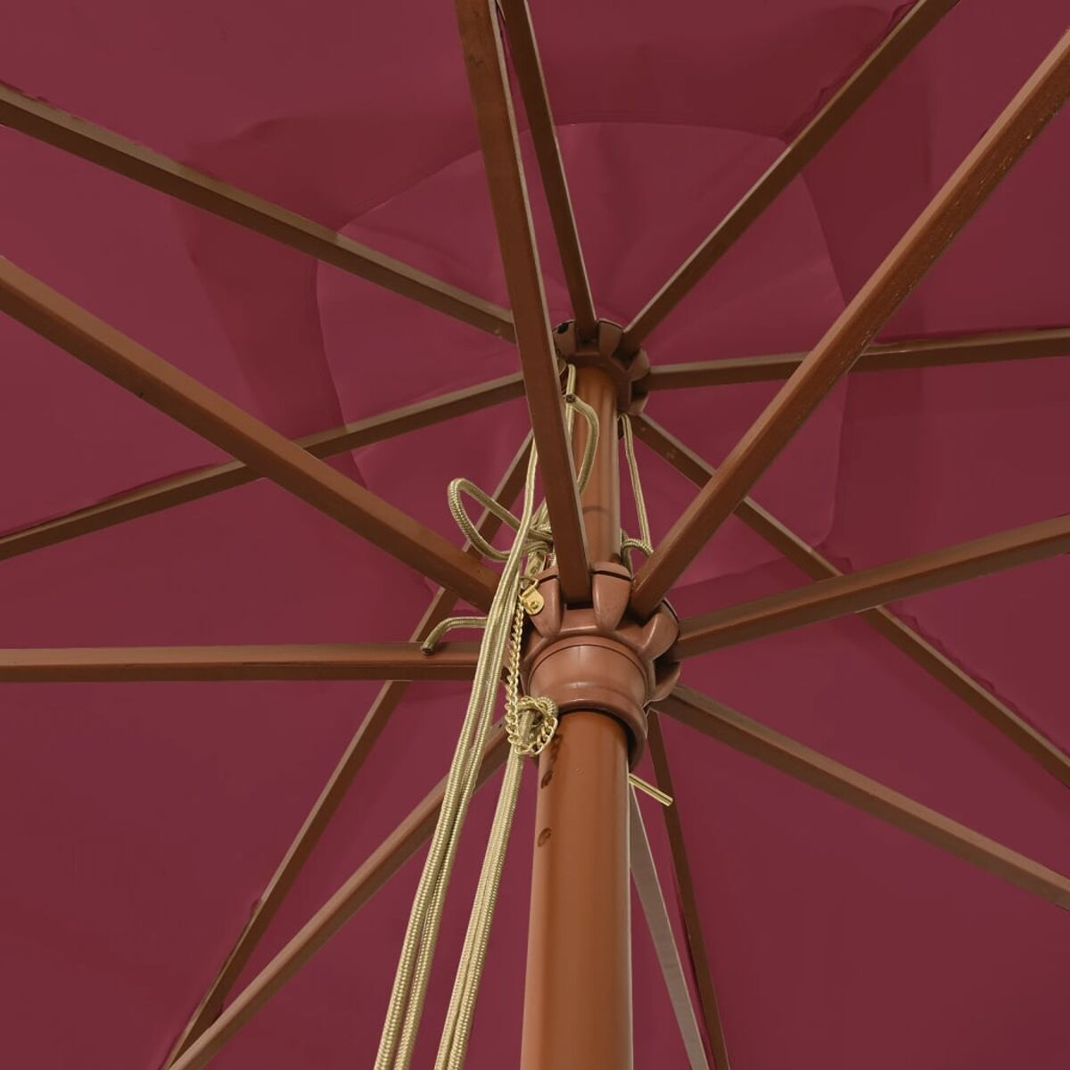 Ansicht von unter einem burgunderfarbenen Schirm mit braunen Holzrippen und einer zentralen Stange, auf weißem Hintergrund.
