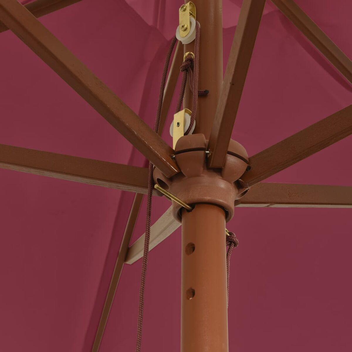 Unteransicht eines offenen weinroten Schirms. Holzrahmen mit Seilen, Rollen und Metalldetails.