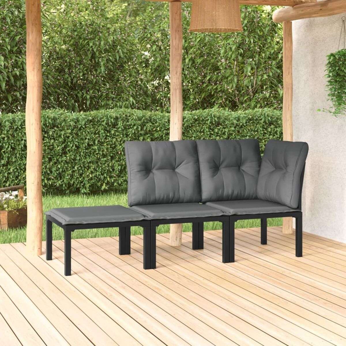 Ein kleiner Sitzbereich im Freien mit einem grauen Ecksofa und einem kleinen Tisch auf einem Deck.