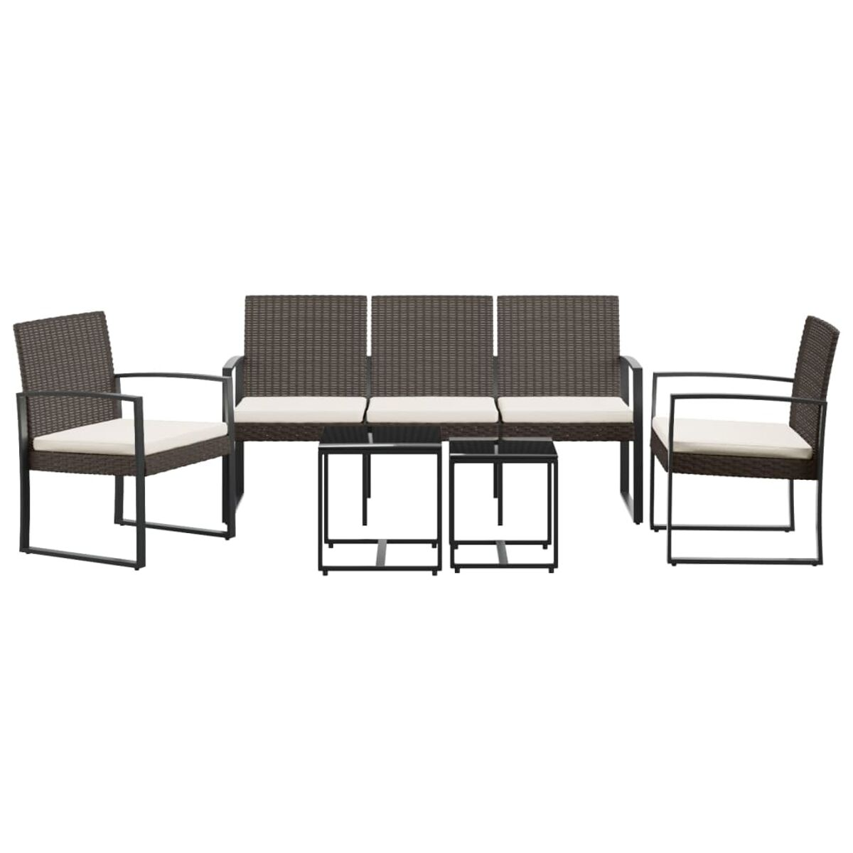Ein Terrassenset mit einem Dreisitzer-Sofa, zwei Sesseln und zwei kleinen Tischen.