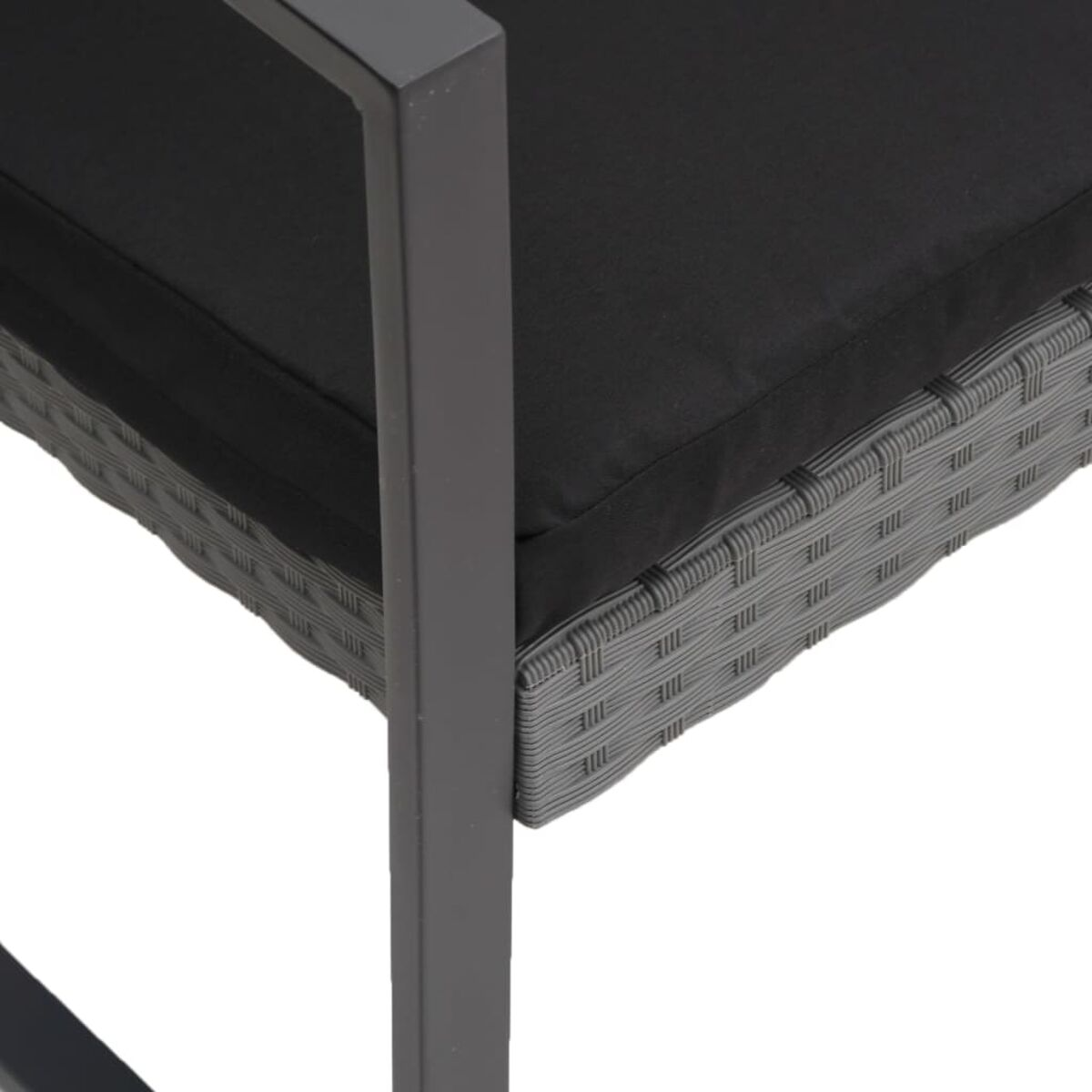 Nahaufnahme eines schwarz gepolsterten Sitzes auf grau gewebter Basis mit schwarzem Metallrahmen.