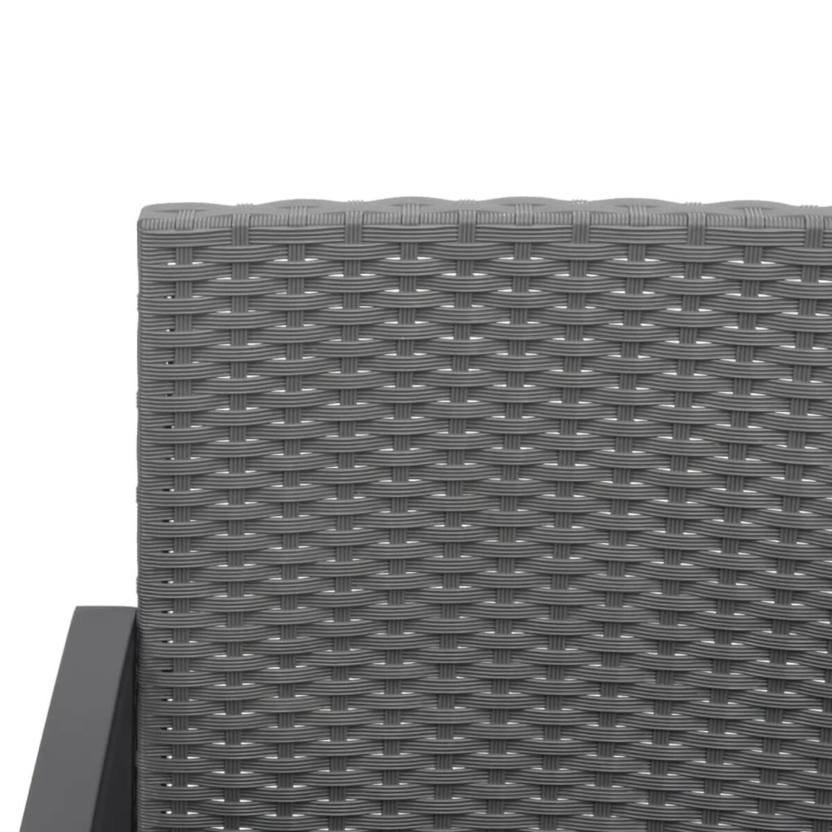 Nahaufnahme einer grauen gewebten Stuhllehne, die die Textur und Details des Materials zeigt, auf weißem Hintergrund.