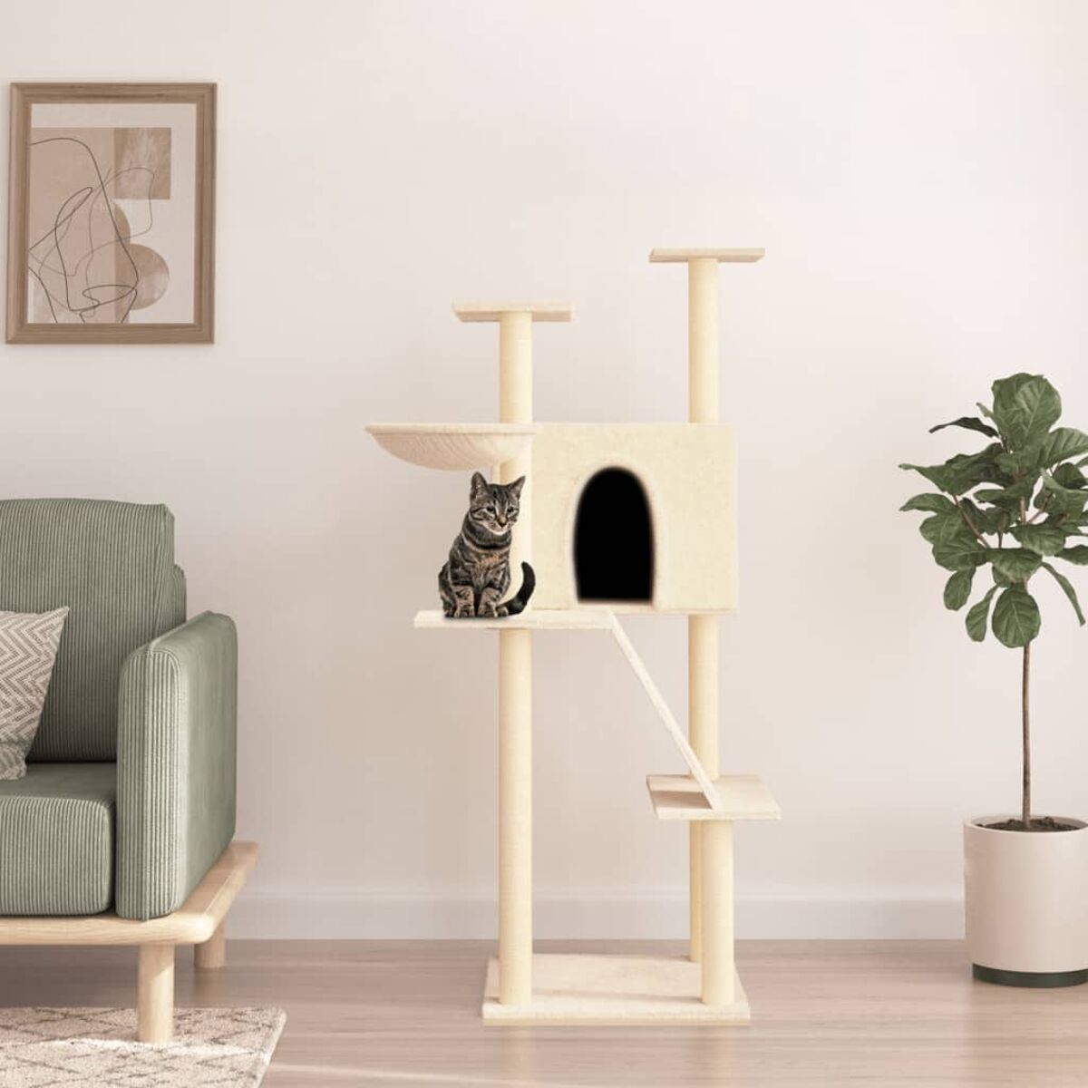 Eine Katze auf einem Katzenbaum. Der Baum ist beige mit mehreren Plattformen und einem hausförmigen Bereich.