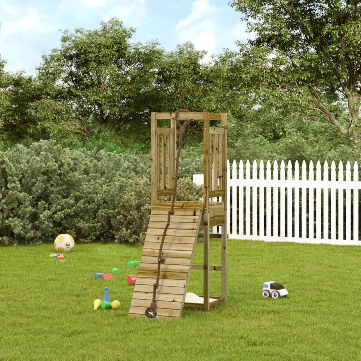 Spielplatz aus Holz mit Rutsche, Kletterseil und Spielzeug auf grünem Gras.