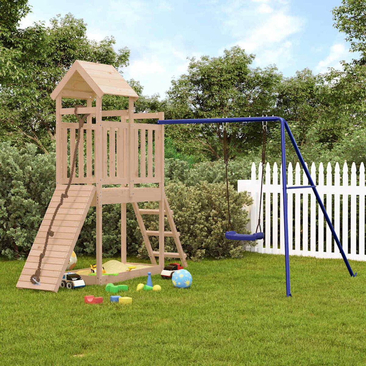 Spielplatz aus Holz mit Rutsche, Leiter und Schaukel. Auf Rasen mit weißem Zaun.