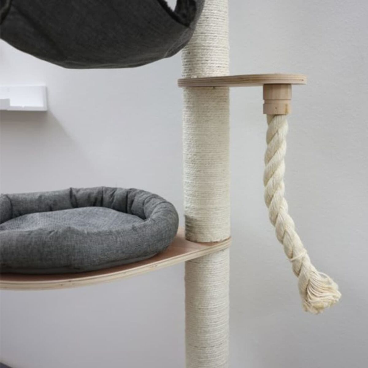 Katzenbaum mit Seil, Plattformen und Hängehöhle. Heller Hintergrund.