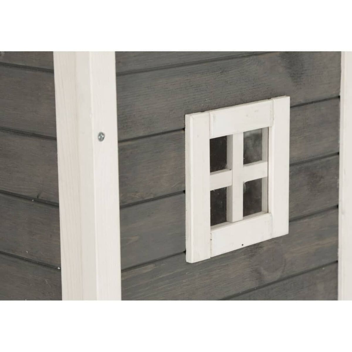 Graues Holzspielhaus mit weiß gerahmtem Fenster. Das Fenster hat ein viergeteiltes Design.