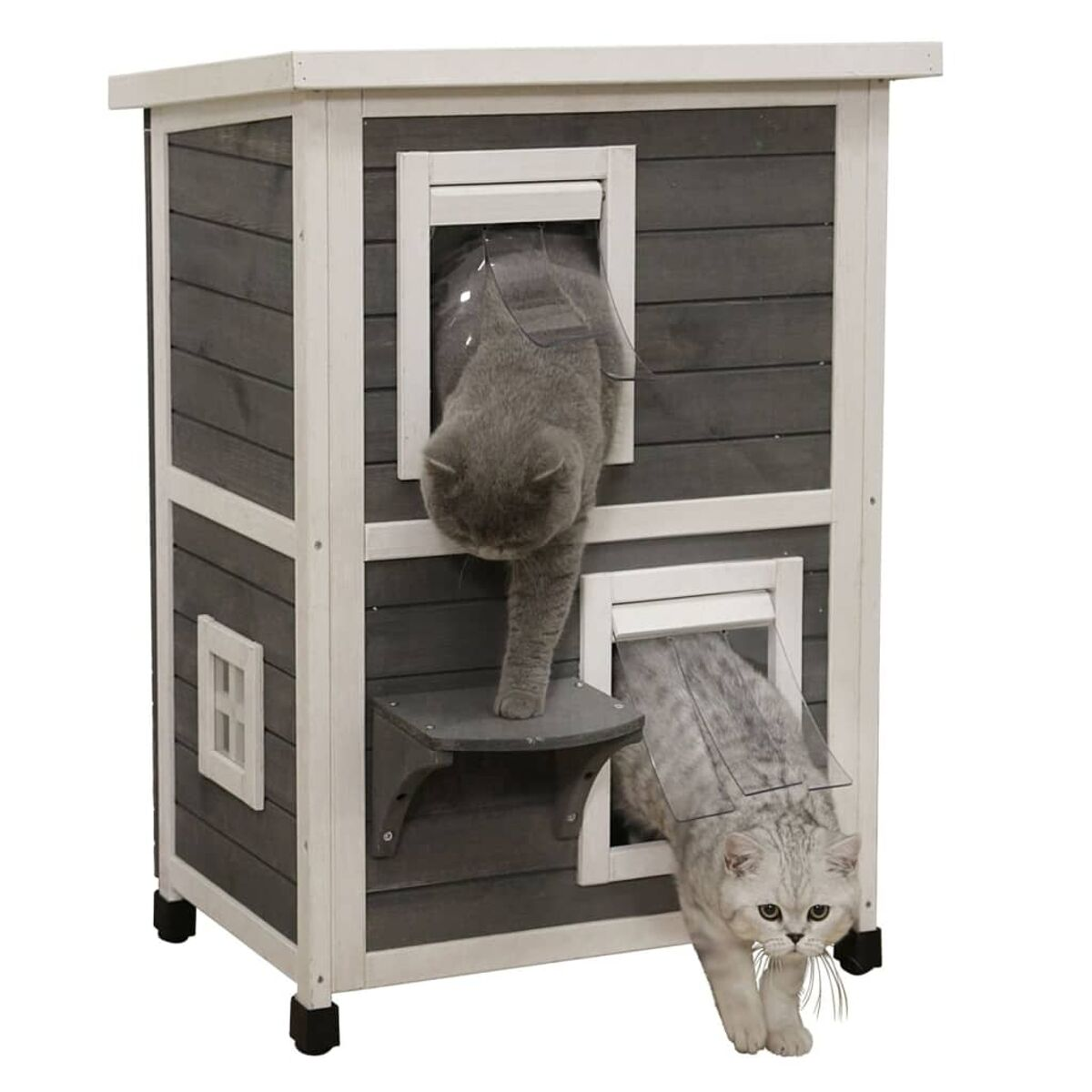 Katzenhaus aus Holz mit zwei Katzen. Eine Katze betritt, die andere verlässt das Haus.
